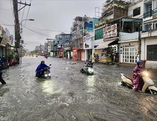 TP Hồ Chí Minh mưa lớn giờ tan tầm, đường phố thành biển nước